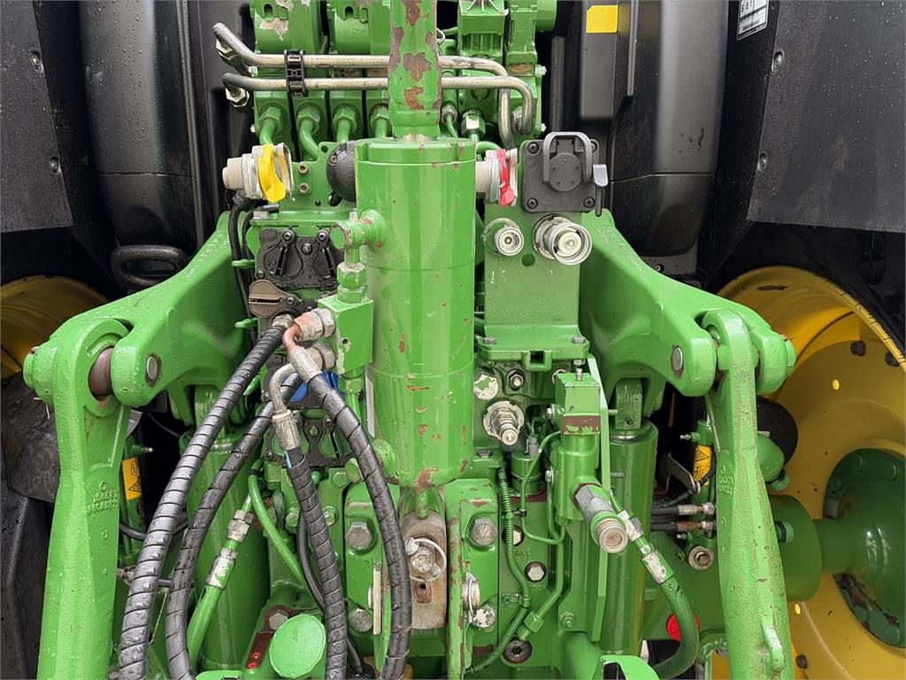 John Deere 6215R