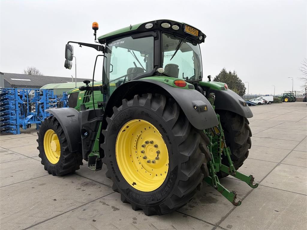 John Deere 6215R