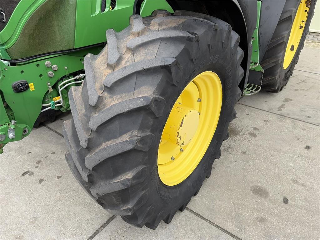 John Deere 6215R