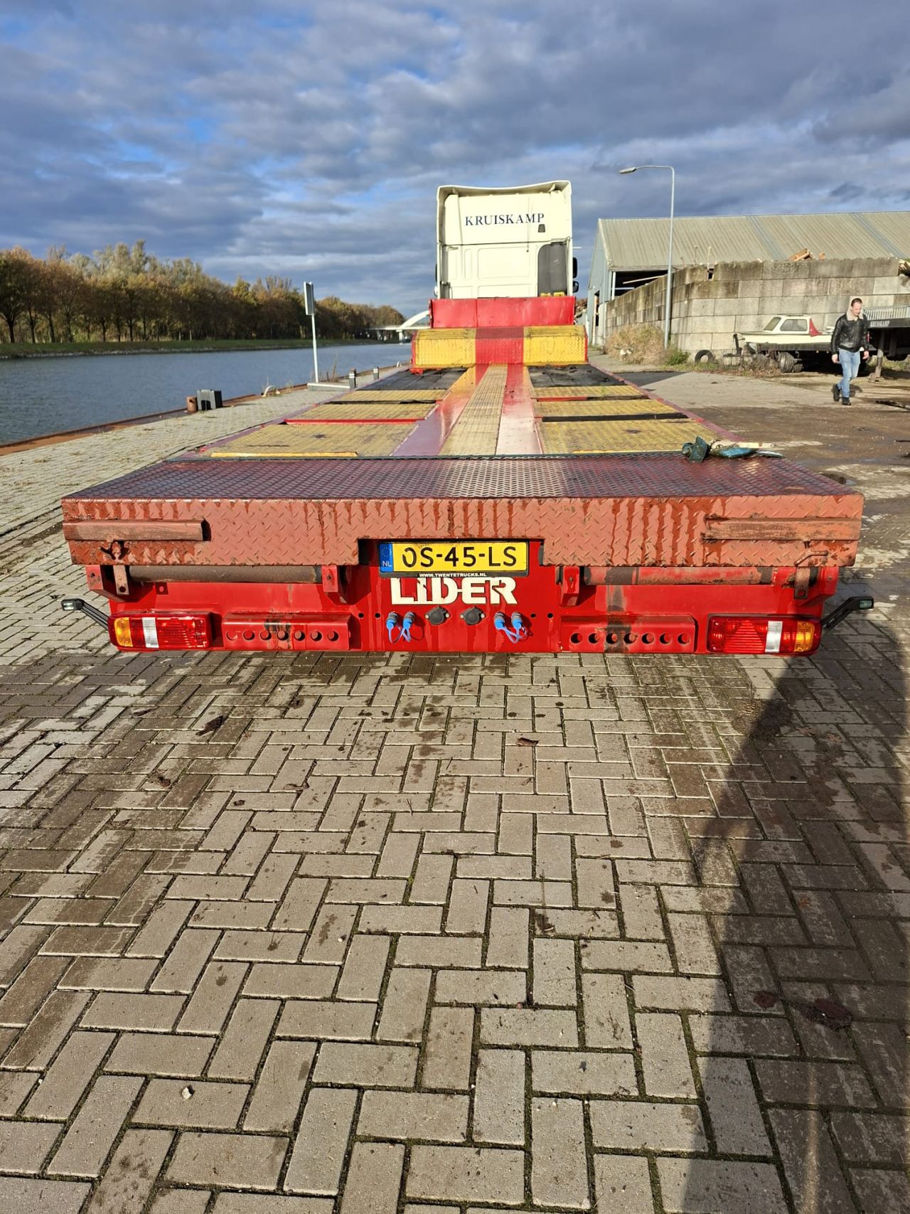 Oplegger / trailer, 3-as, gebruikt, met APK met oprijplaten
