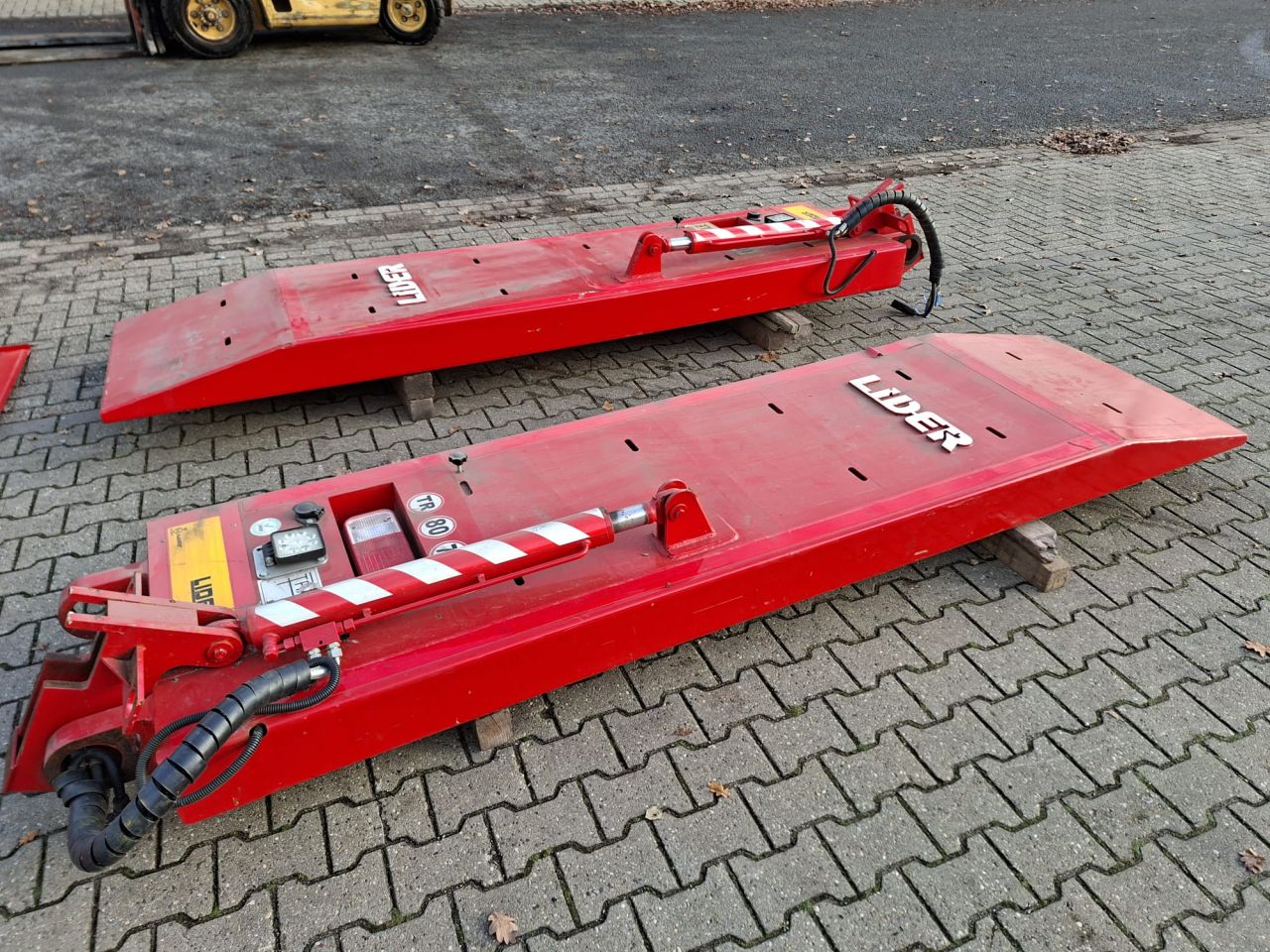 Oplegger / trailer, 3-as, gebruikt, met APK met oprijplaten