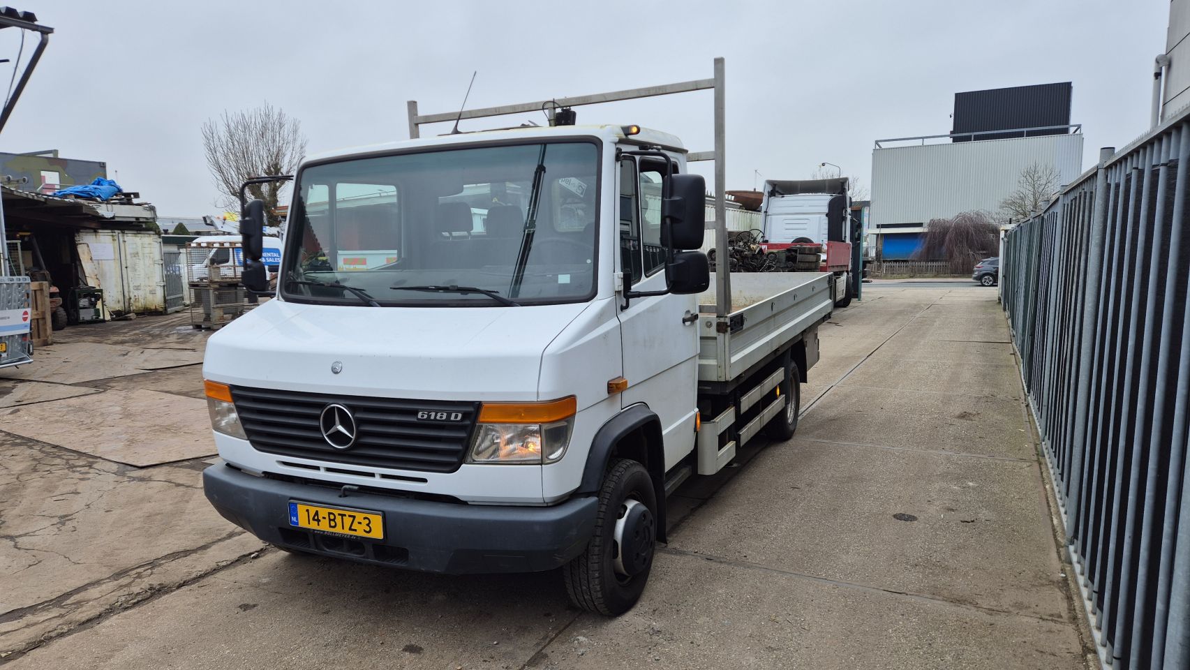 Mercedes Benz Vario bakwagen met kraan