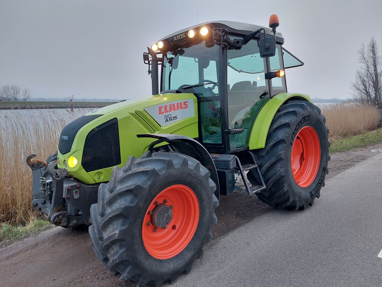 Claas Axos 310 op brede banden