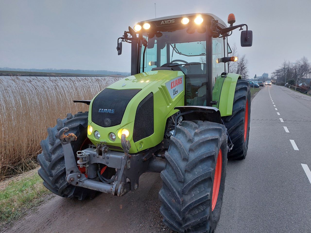 Claas Axos 310 op brede banden