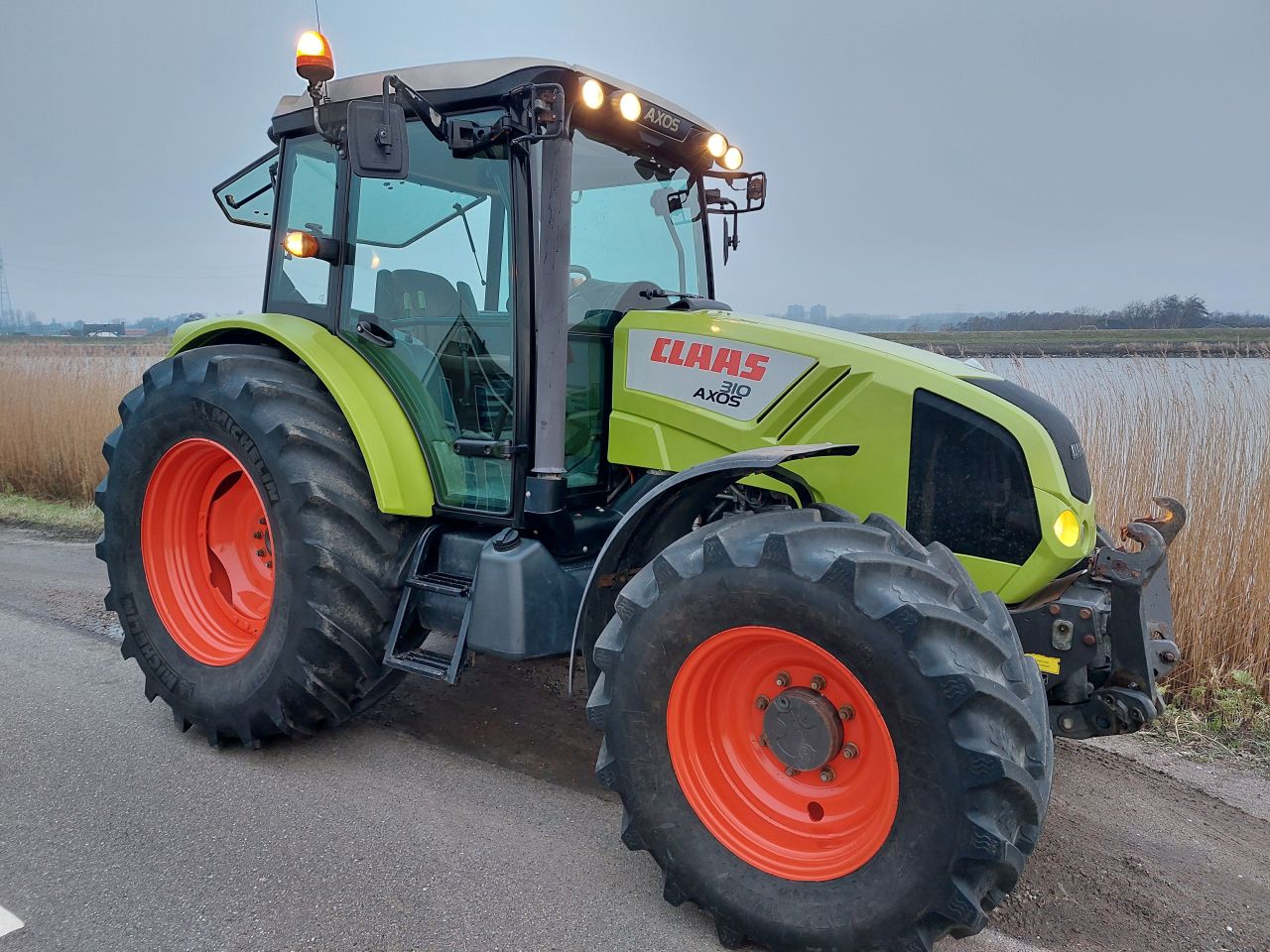 Claas Axos 310 op brede banden