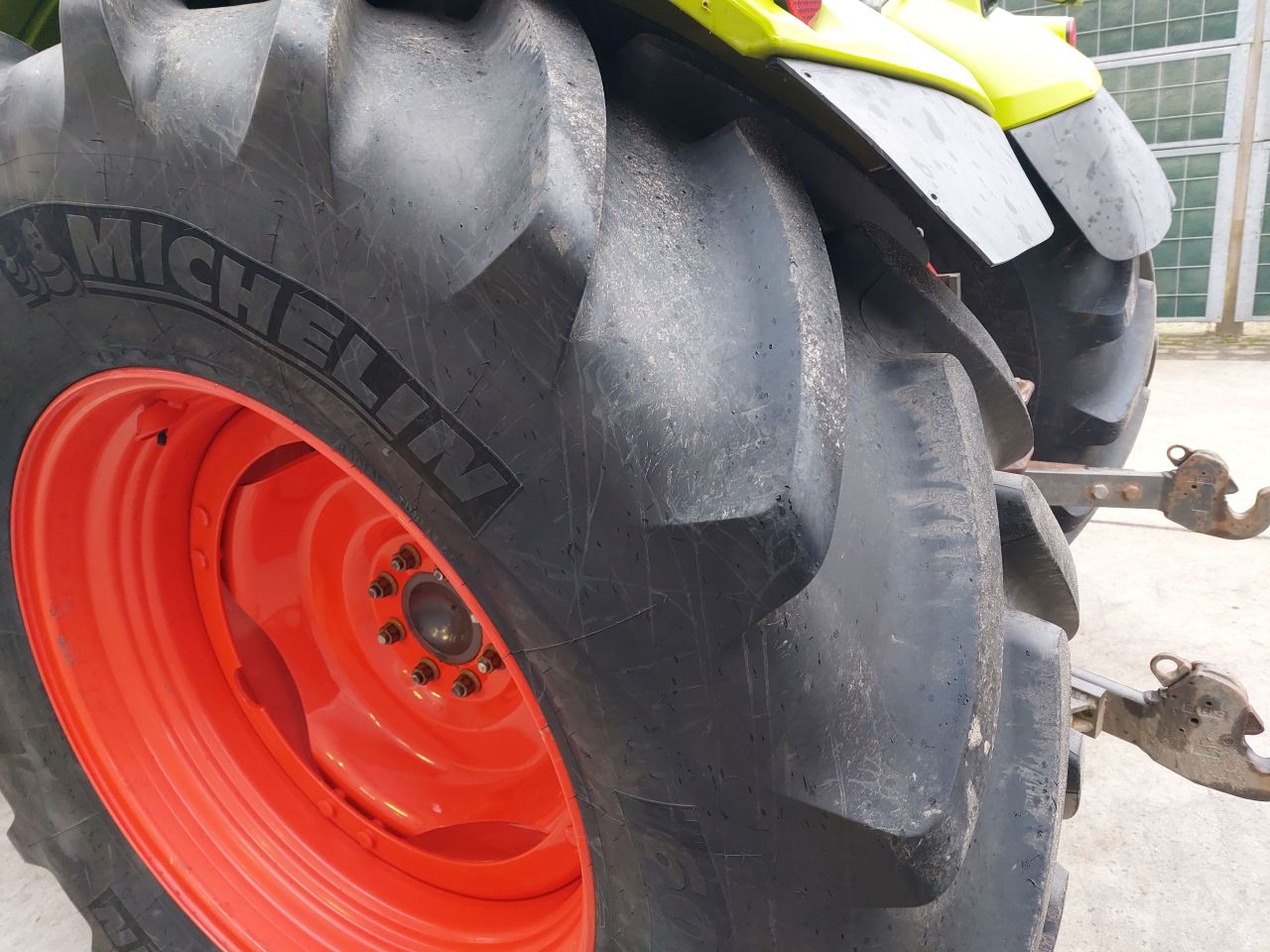 Claas Axos 310 op brede banden