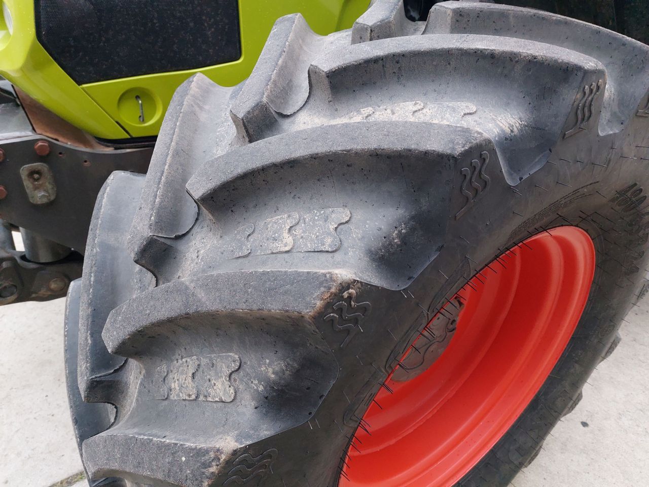 Claas Axos 310 op brede banden