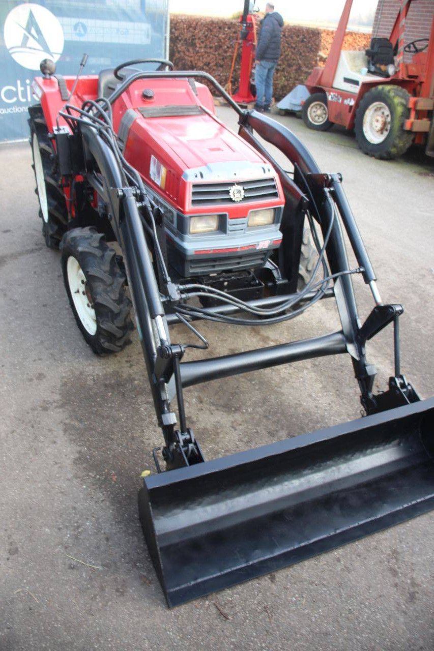 Mitsubishi MT 23 Diesel-Kleintraktor mit Frontlader