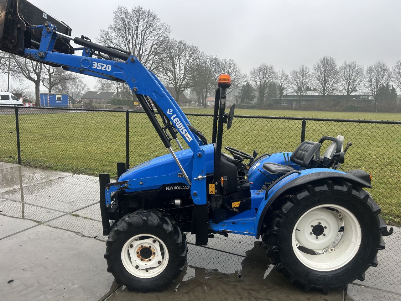 Nette New Holland TCE50 met voorlader