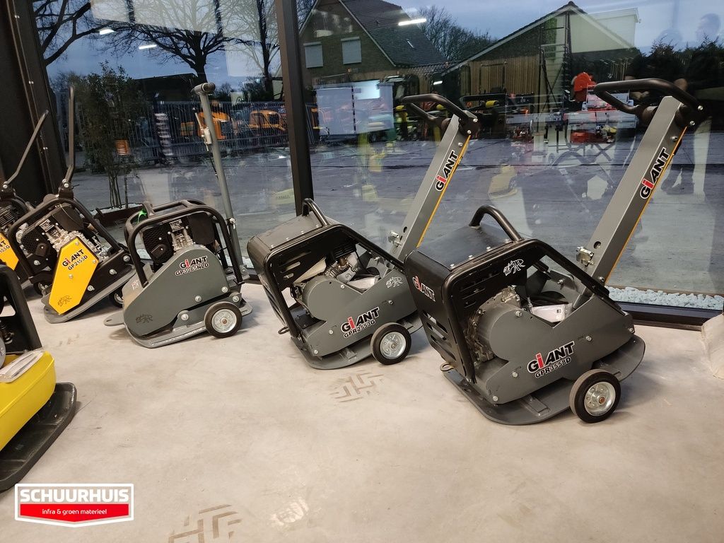 Giant GPR3558G trilplaat schakelbaar 3500kg 60 cm breed benzine of diesel met wielstel