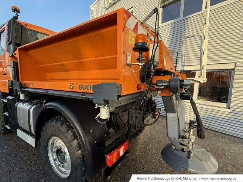 Mercedes-Benz U 319 mit Streuer und Pflug