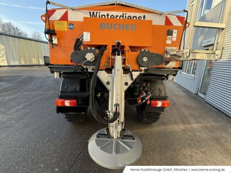 Mercedes-Benz U 319 mit Streuer und Pflug