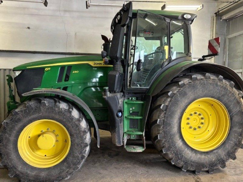 John Deere 6R 230