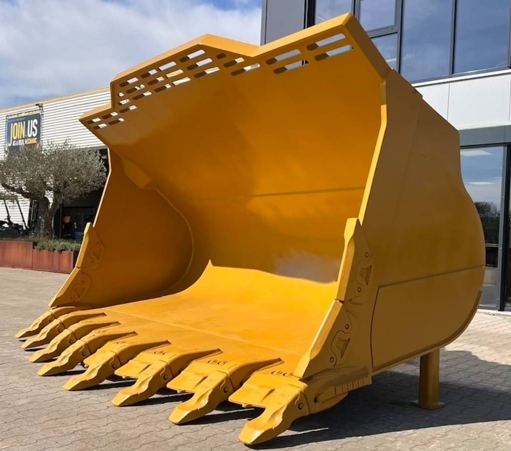 CAT 988 Rock Loading Bucket