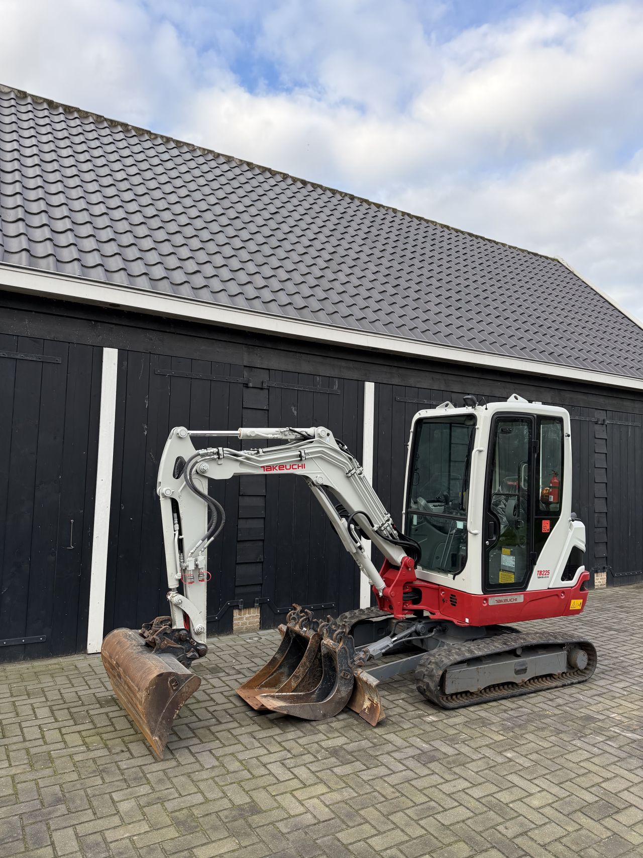Takeuchi TB225 extra met 460 uur!!