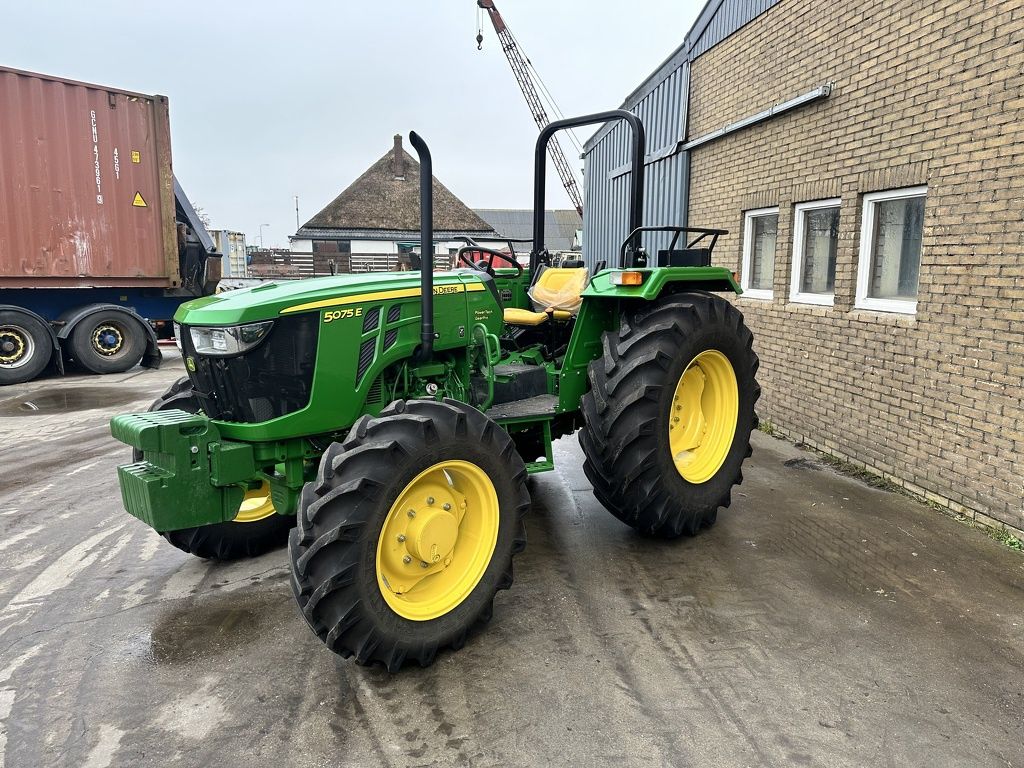 John Deere 5075E