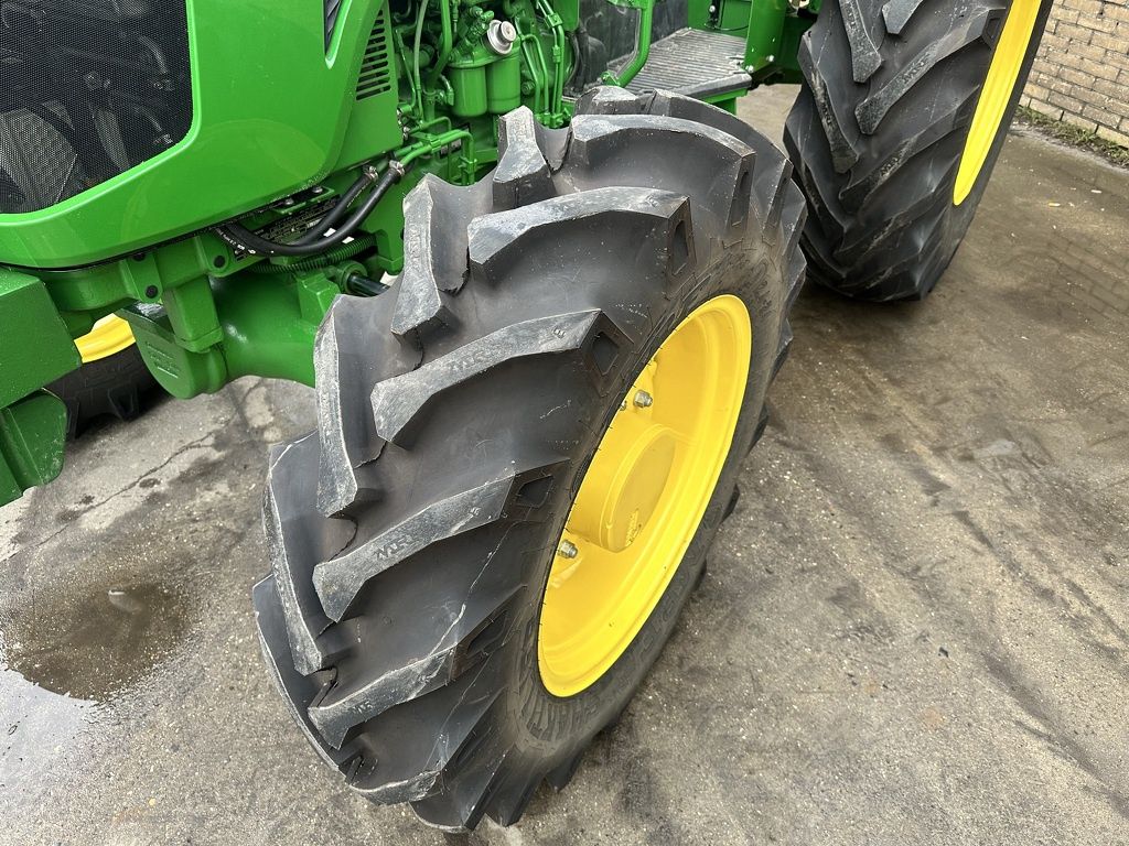 John Deere 5075E