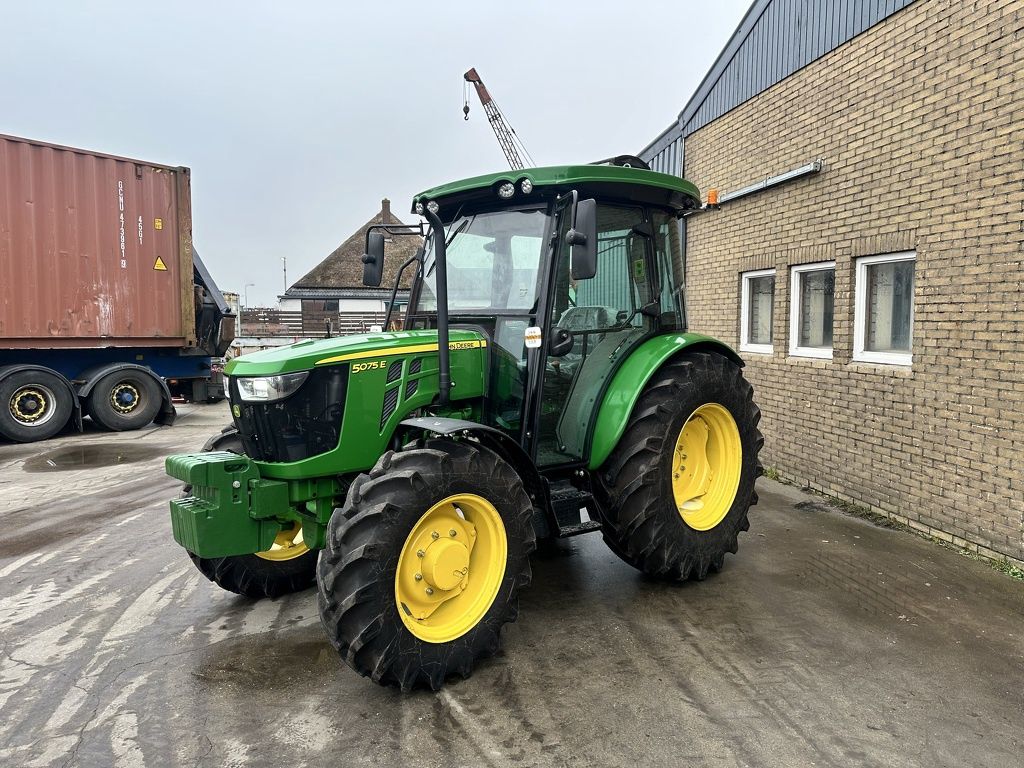 John Deere 5075E