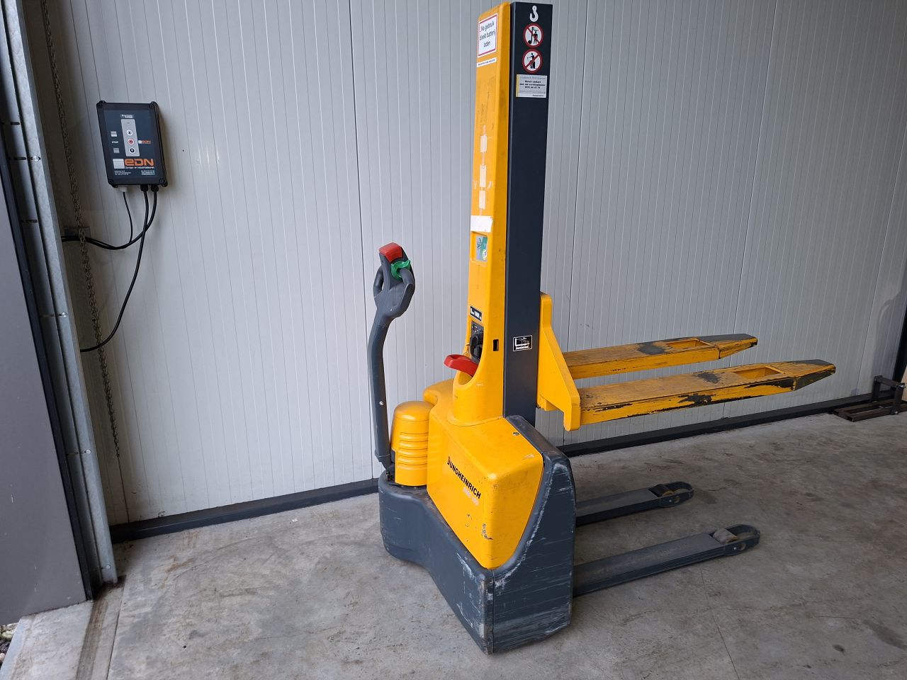 Jungheinrich emc 110 hefhoogte 154 cm nieuwe accu`s