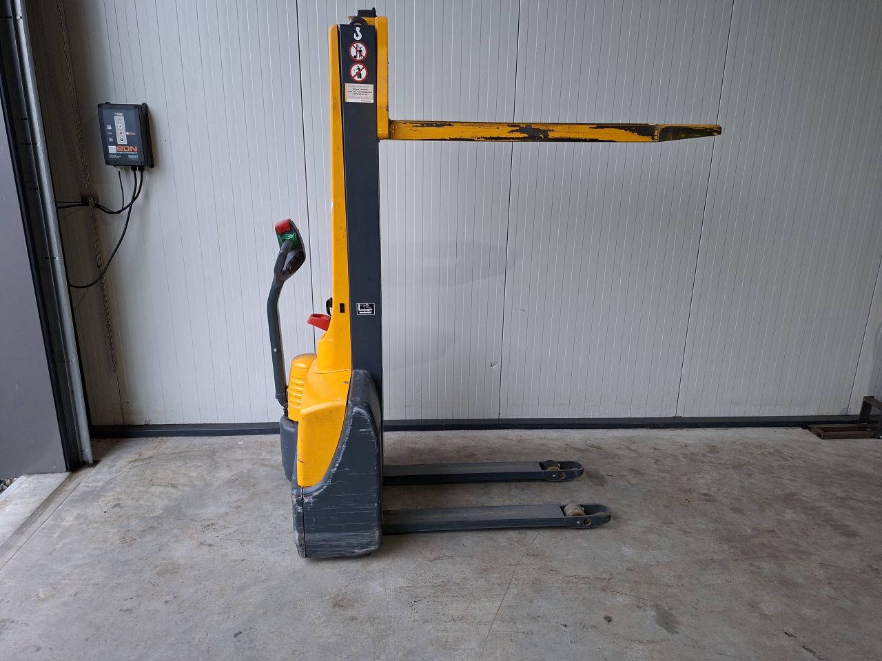 Jungheinrich emc 110 hefhoogte 154 cm nieuwe accu`s