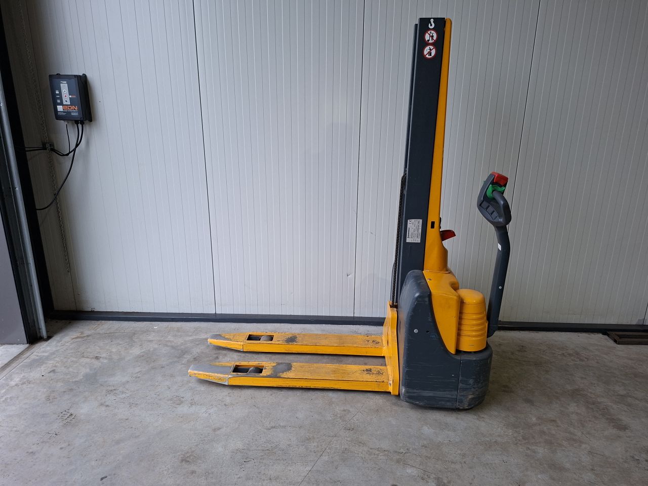 Jungheinrich emc 110 hefhoogte 154 cm nieuwe accu`s