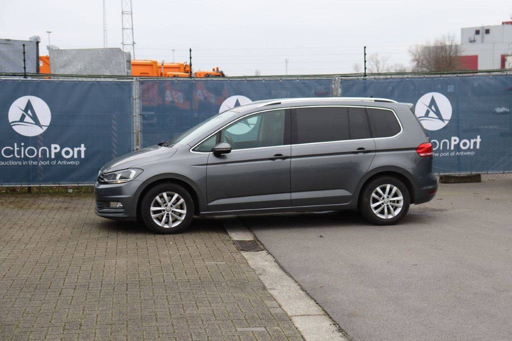 Passenger car Volkswagen Touran Diesel 110 hp 2016 (Margin)