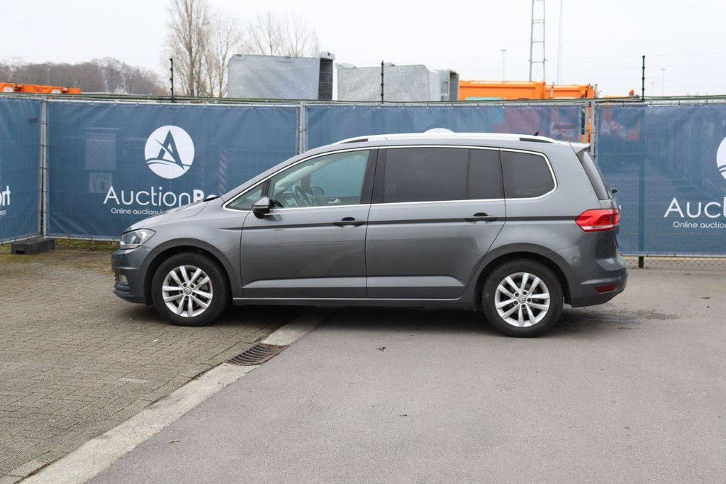 Passenger car Volkswagen Touran Diesel 110 hp 2016 (Margin)