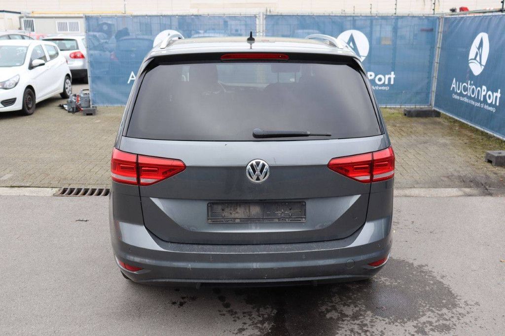 Passenger car Volkswagen Touran Diesel 110 hp 2016 (Margin)