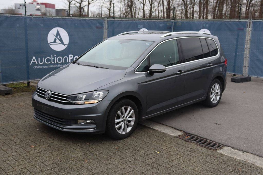 Passenger car Volkswagen Touran Diesel 110 hp 2016 (Margin)