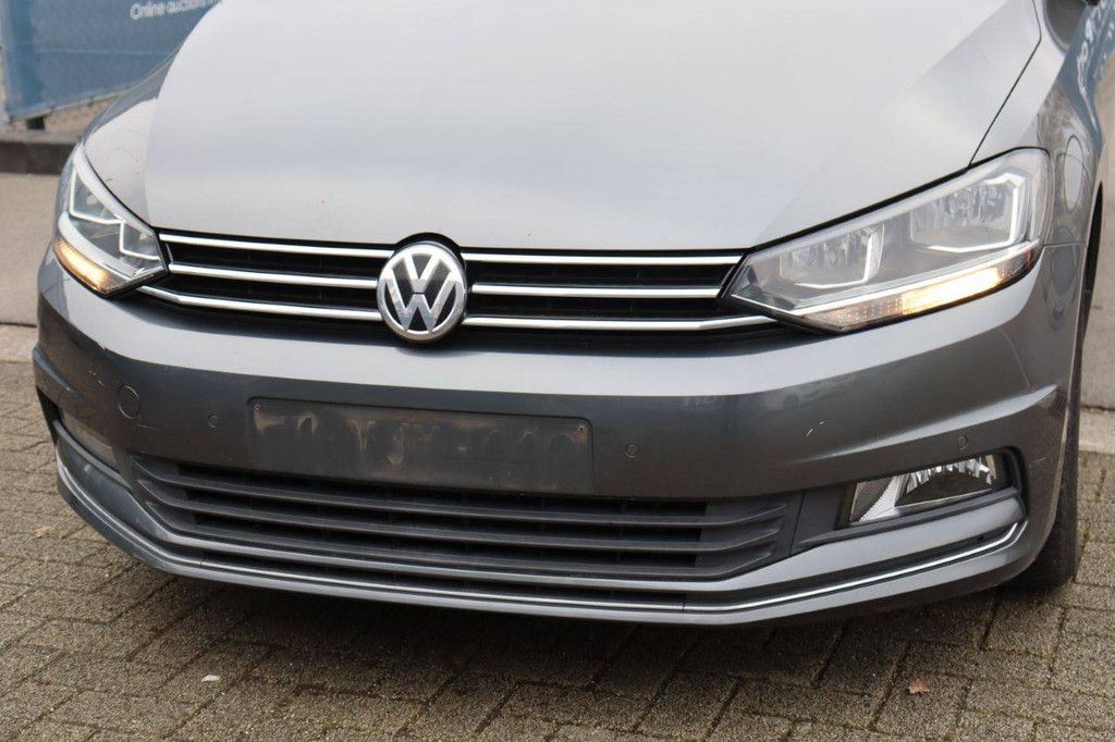 Passenger car Volkswagen Touran Diesel 110 hp 2016 (Margin)