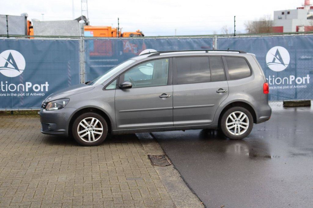 Passenger car Volkswagen Touran Diesel 105 hp 2015 (Margin)