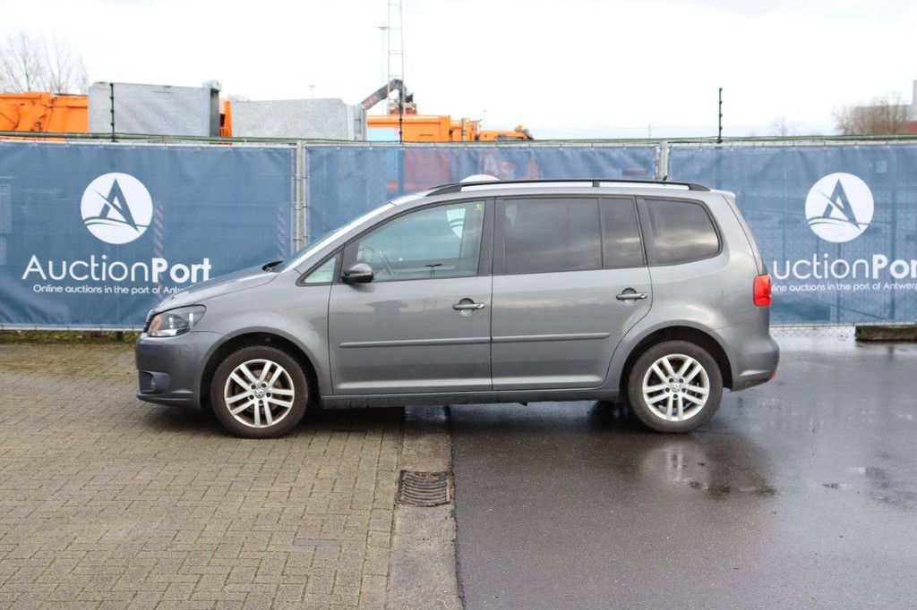 Passenger car Volkswagen Touran Diesel 105 hp 2015 (Margin)