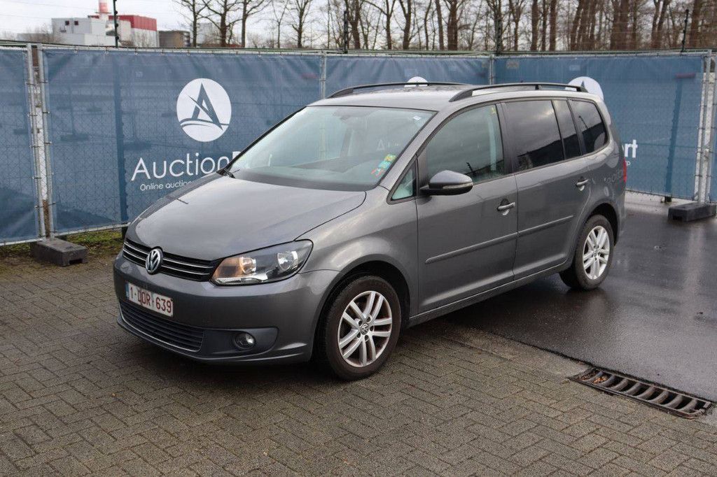 Passenger car Volkswagen Touran Diesel 105 hp 2015 (Margin)
