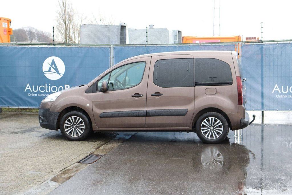 Passenger car Peugeot Partner Diesel 75 hp 2013 (Margin)