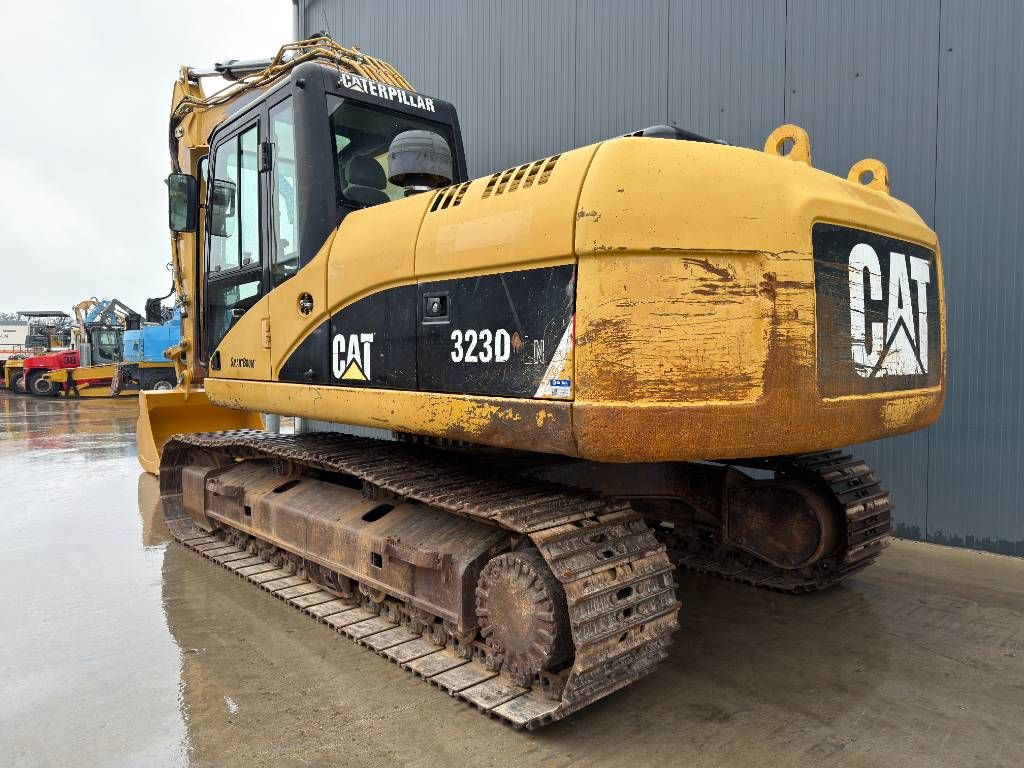CAT 323D LN