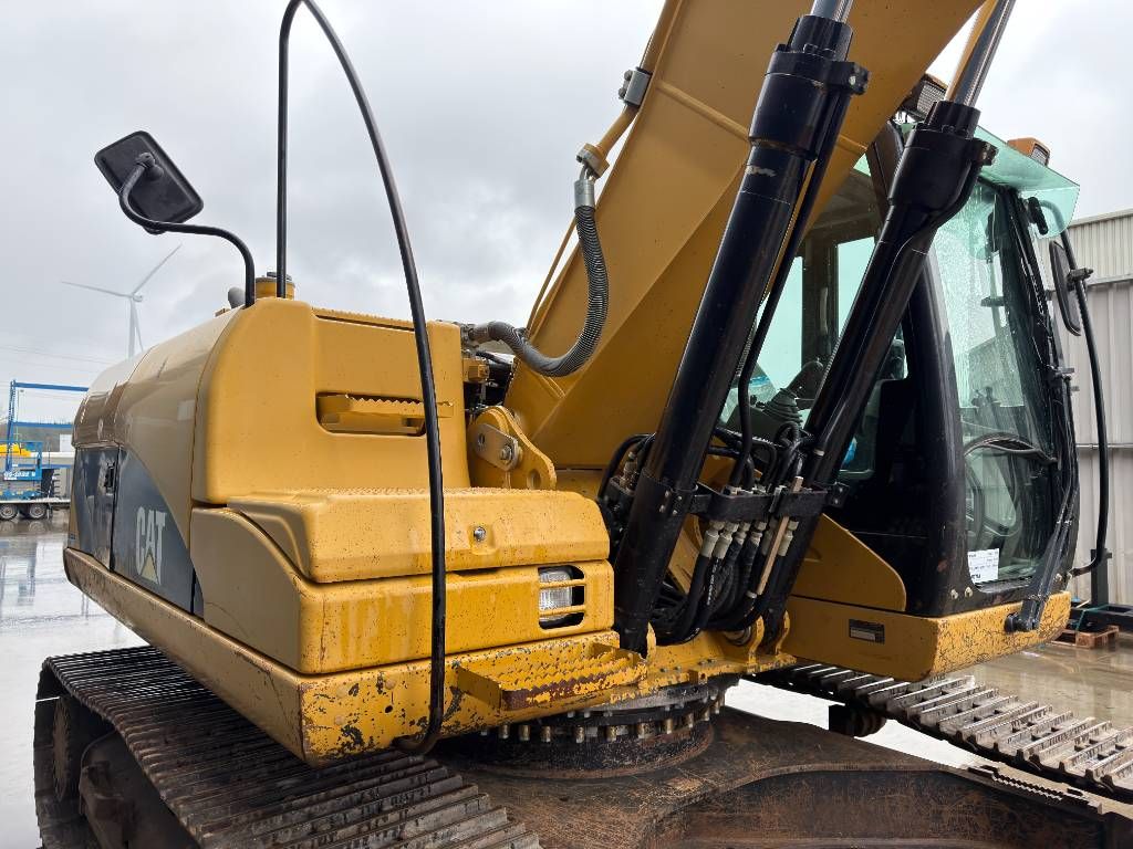 CAT 323D LN