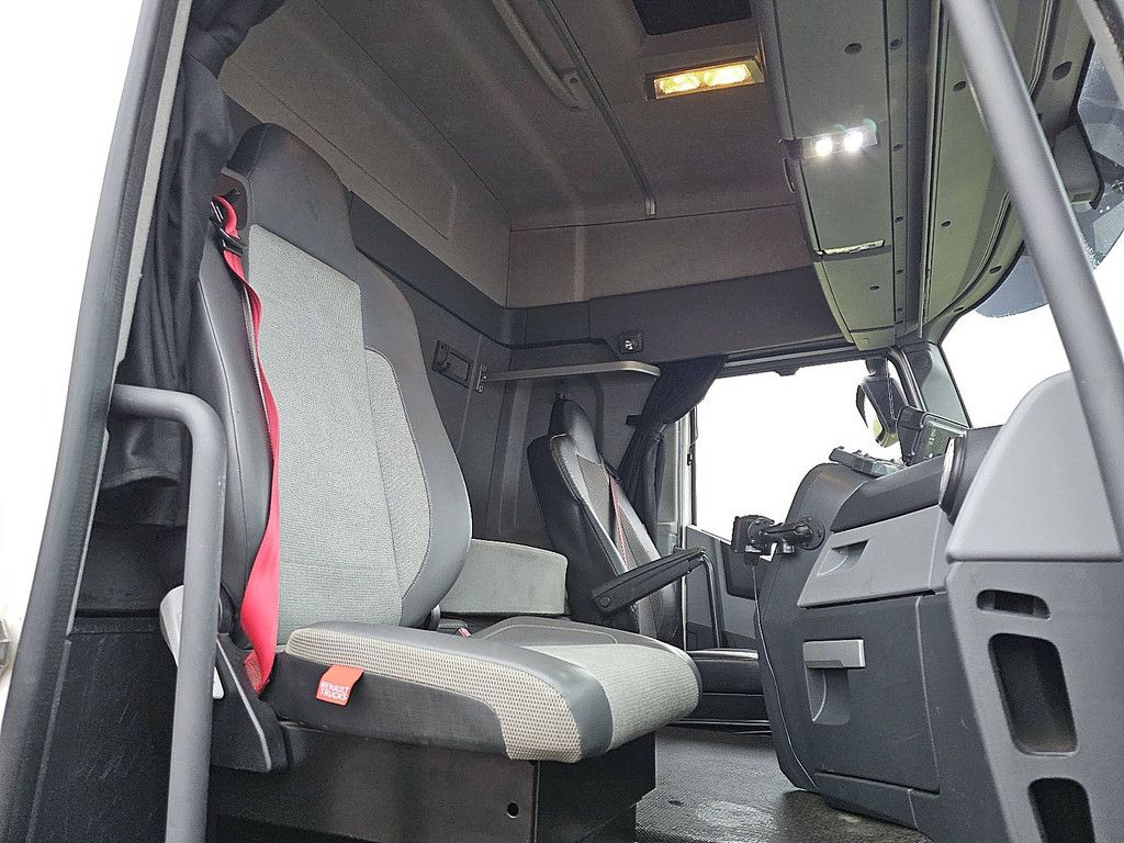 RENAULT T 460 6x2 steeraxle lift