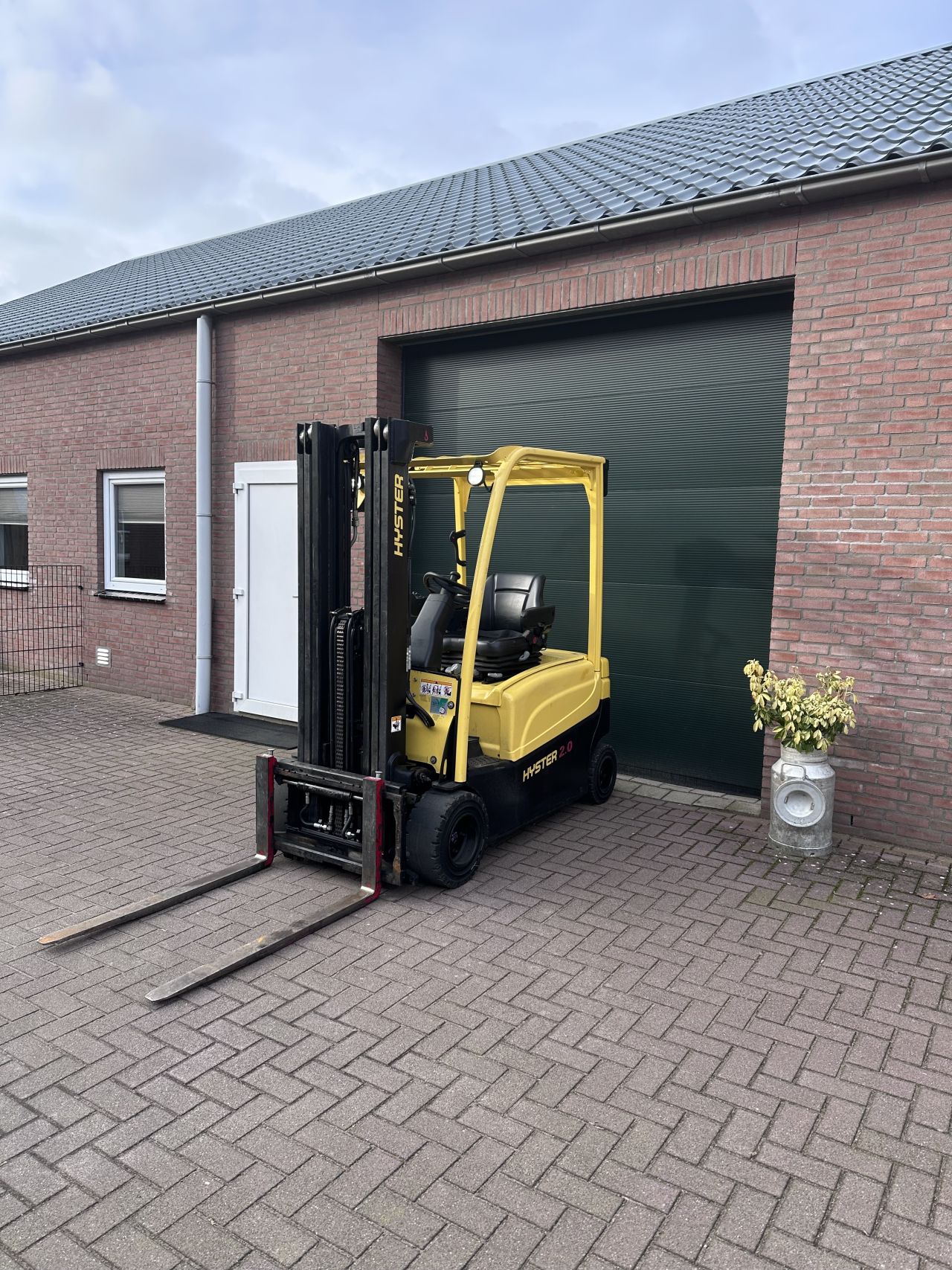 Hyster J2.0XN 2000kg 2017 4400 uur triplo elektrische heftruck