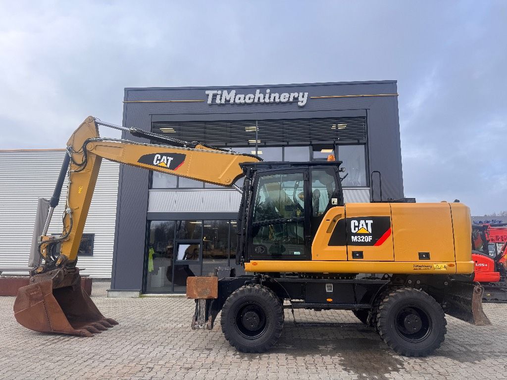 CAT M320F