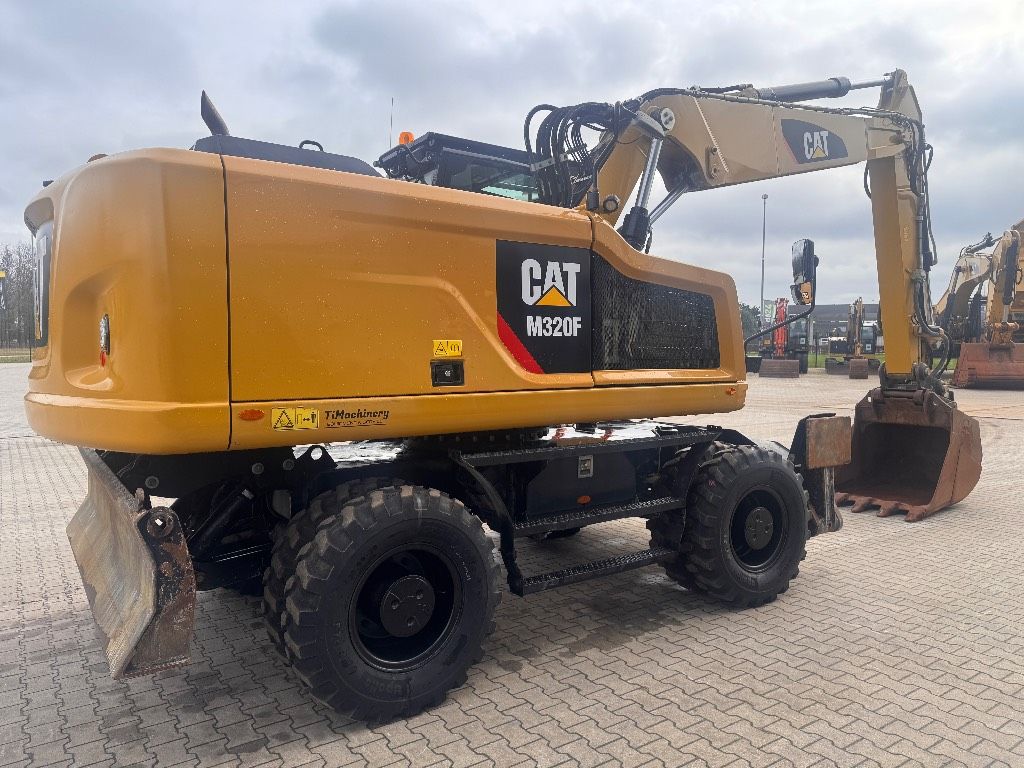 CAT M320F