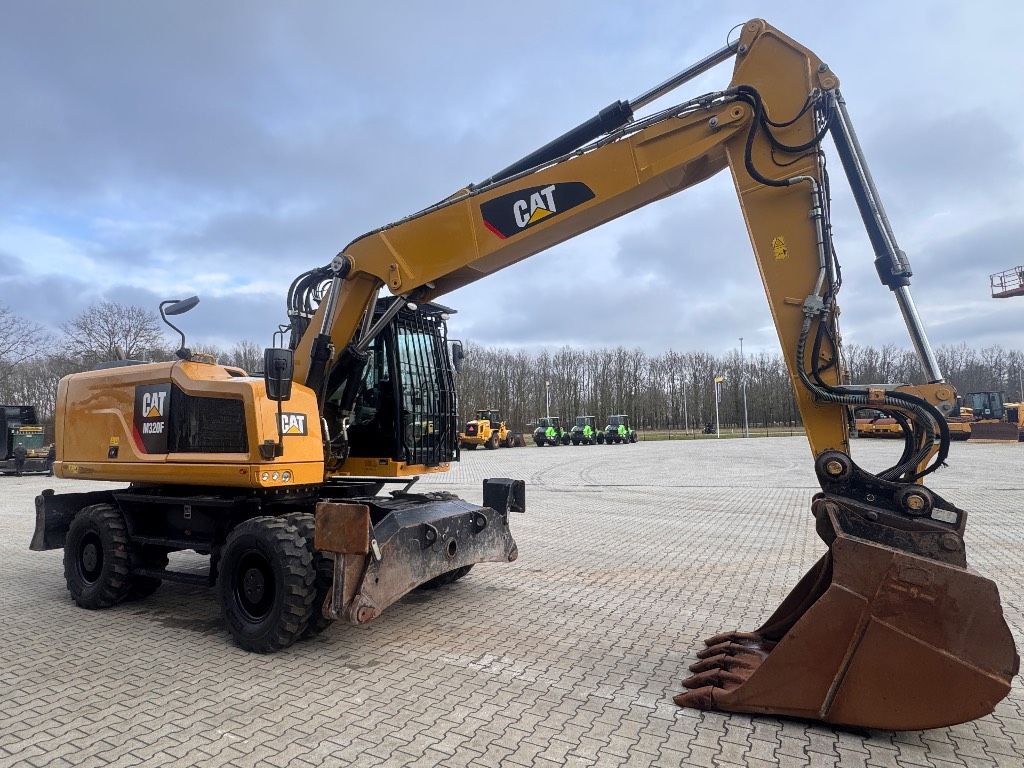 CAT M320F