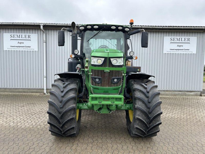 John Deere 6215R
