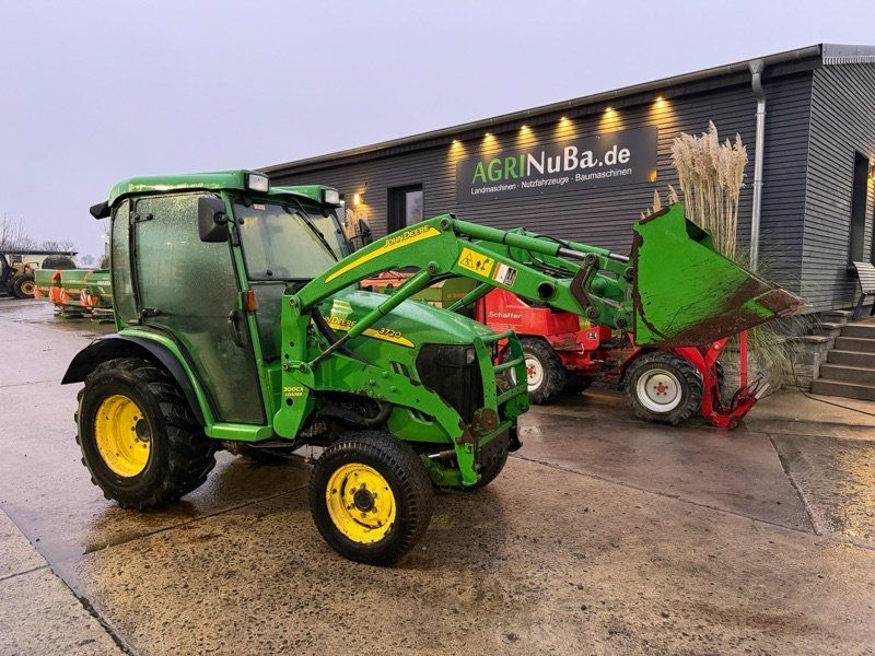 John Deere 3720 mit Frontlader