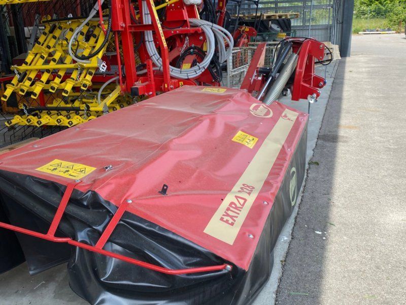 Vicon Extra 228, mit Schwadscheibe rechts und Anfahrsicherung