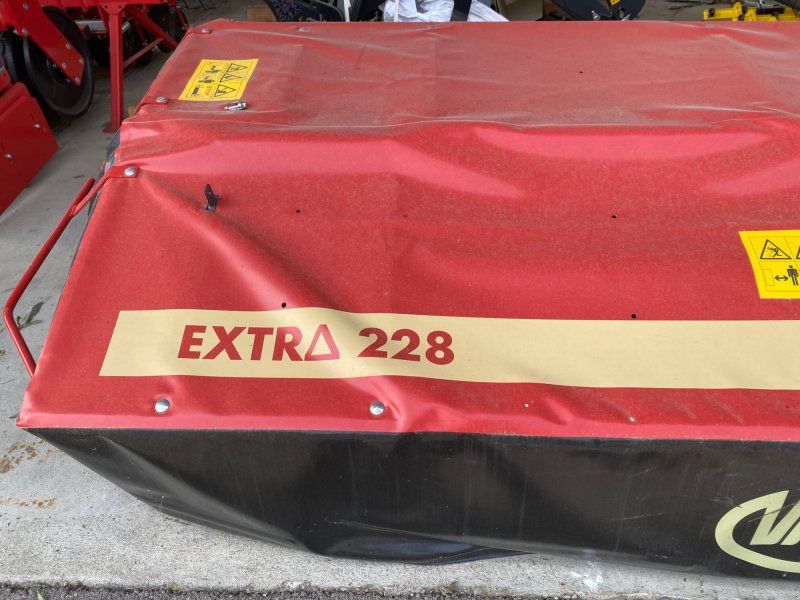 Vicon Extra 228, mit Schwadscheibe rechts und Anfahrsicherung