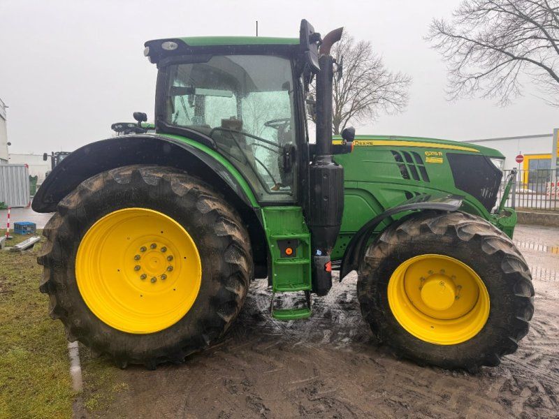 John Deere 6215R