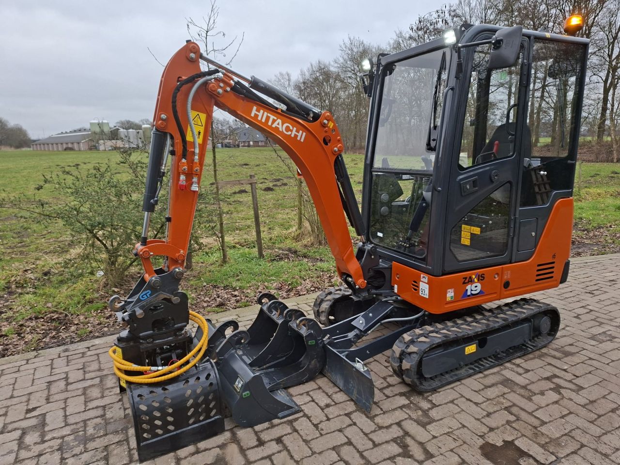 Hitachi ZX19-6 CR | bj2025 | 76 uur | 3 bakken en grijper