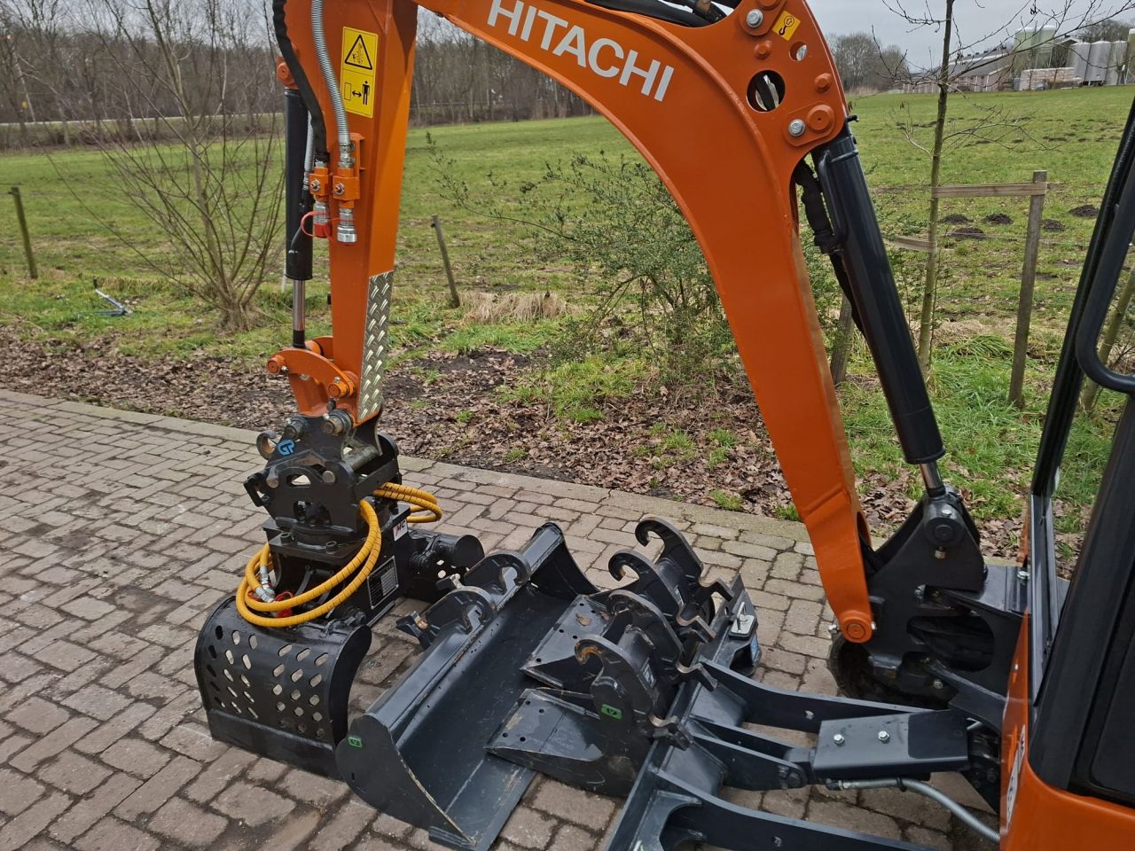 Hitachi ZX19-6 CR | bj2025 | 76 uur | 3 bakken en grijper