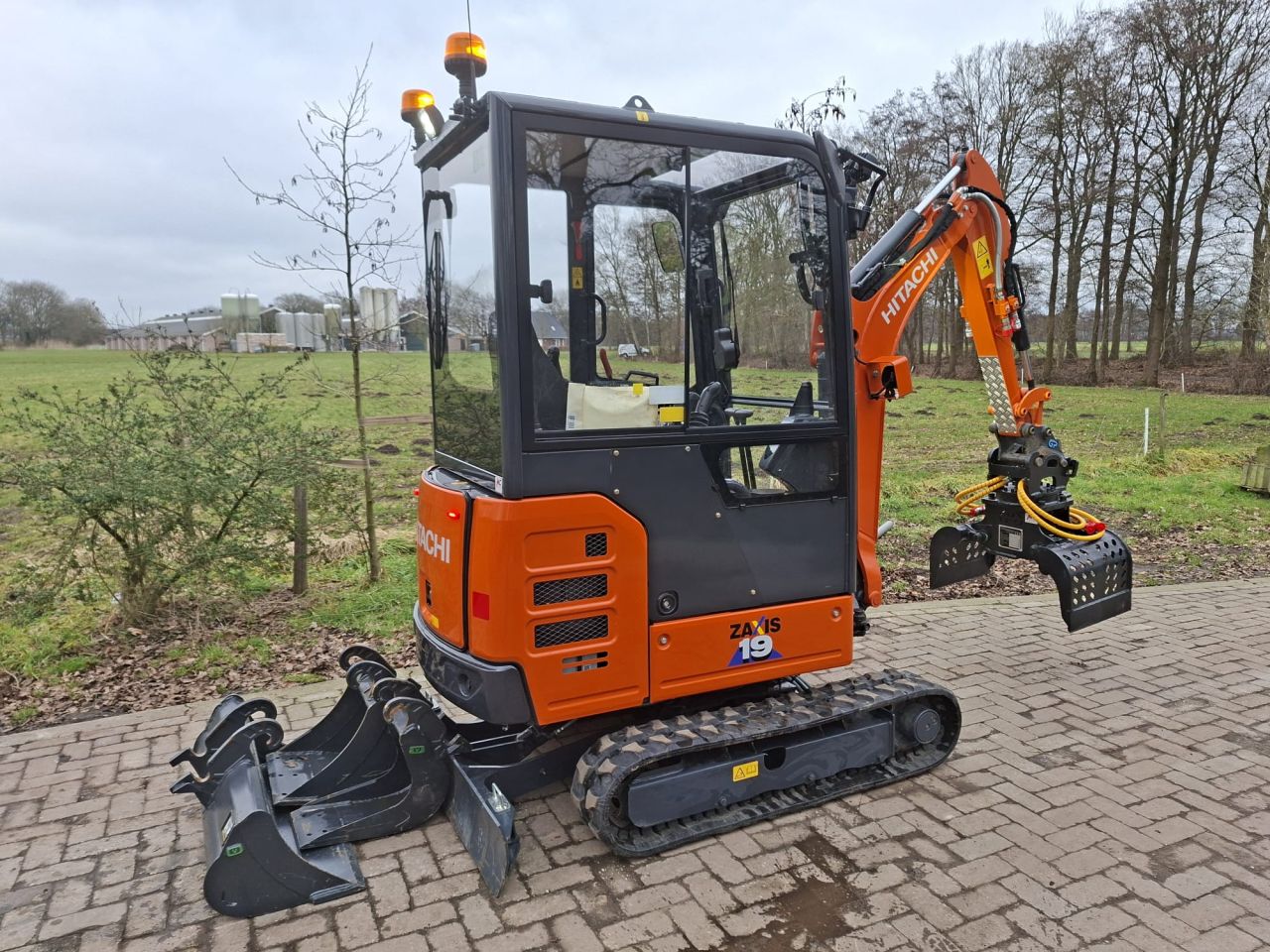 Hitachi ZX19-6 CR | bj2025 | 76 uur | 3 bakken en grijper