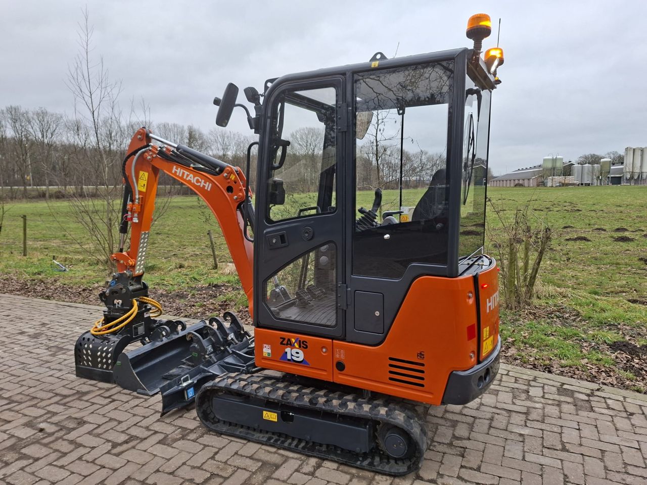 Hitachi ZX19-6 CR | bj2025 | 76 uur | 3 bakken en grijper